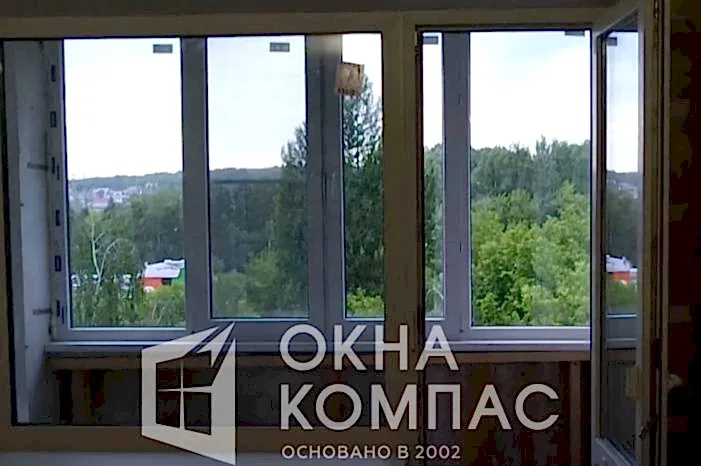 Фото объекта Остекление балконного блока глухим окном и поворотно-откидной дверью  в квартире. 